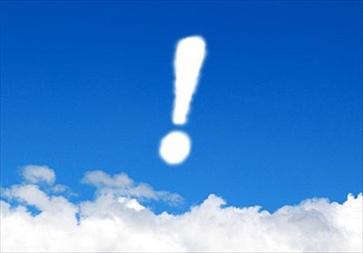 空に浮かぶ雲のエクスクラメーションマーク